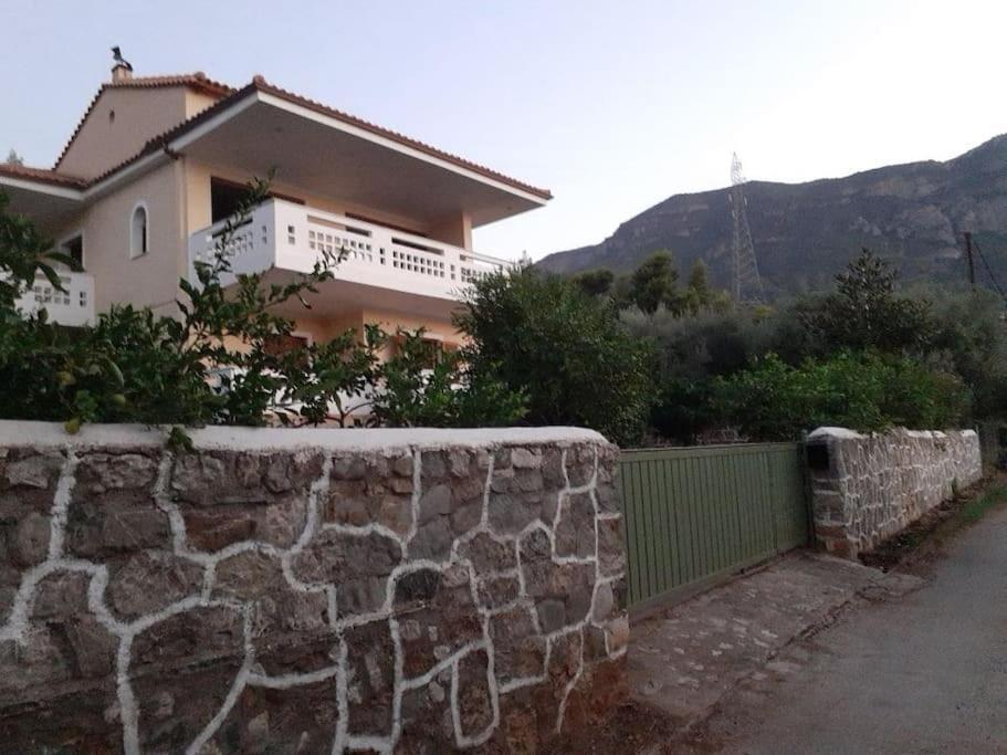 A Modern Farmhouse With Big Garden Trápeza 外观 照片