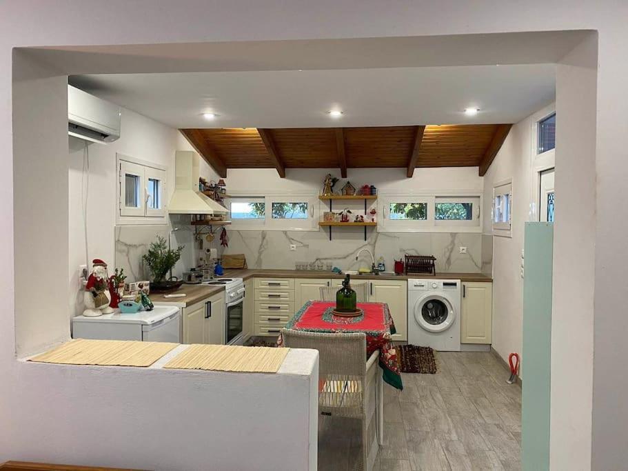 A Modern Farmhouse With Big Garden Trápeza 外观 照片