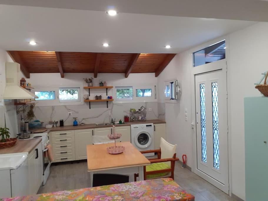 A Modern Farmhouse With Big Garden Trápeza 外观 照片