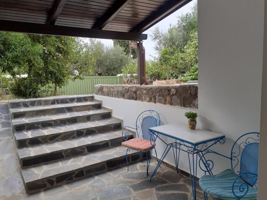 A Modern Farmhouse With Big Garden Trápeza 外观 照片