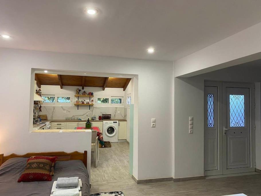 A Modern Farmhouse With Big Garden Trápeza 外观 照片