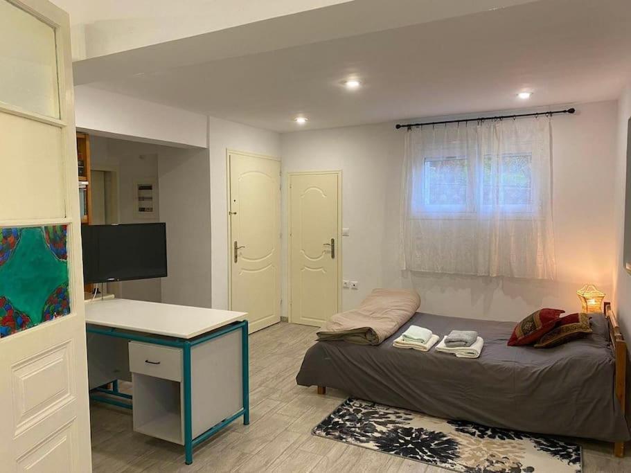 A Modern Farmhouse With Big Garden Trápeza 外观 照片