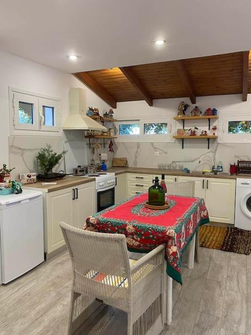 A Modern Farmhouse With Big Garden Trápeza 外观 照片