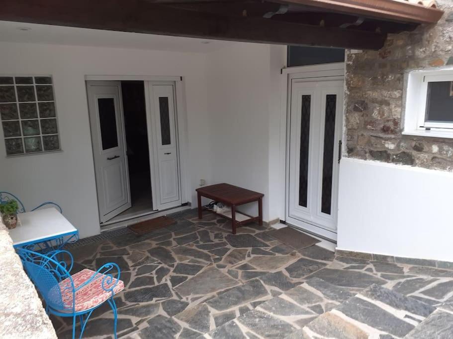 A Modern Farmhouse With Big Garden Trápeza 外观 照片
